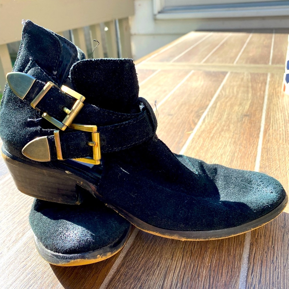 Steve Madden Black Suede booties. Sz 8